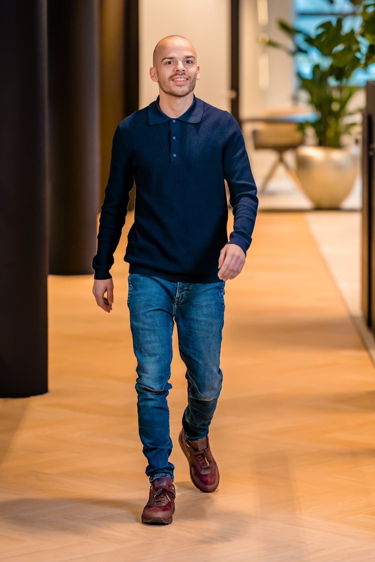 Miguel Kraaijeveld loopt door het kantoor van Synsel in Apeldoorn