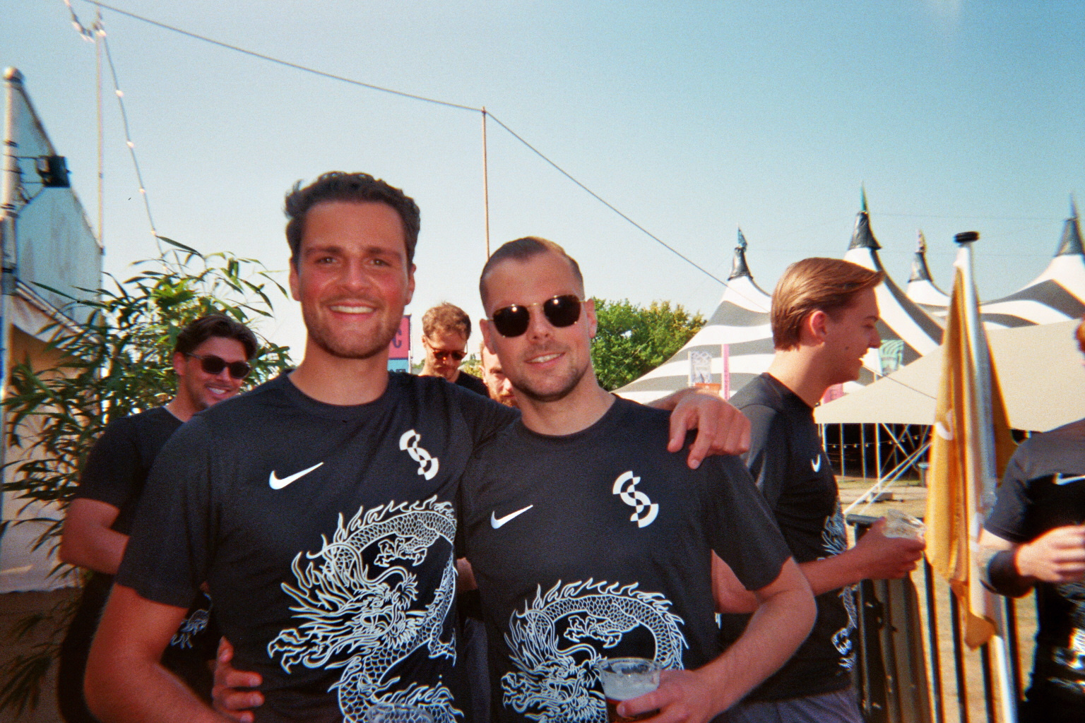 Collega's in Synsel dragon-shirts na afloop